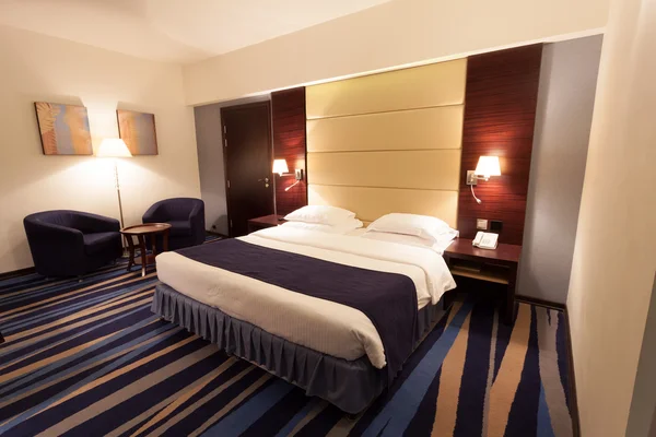 Moderna habitación de hotel con cama king size —  Fotos de Stock
