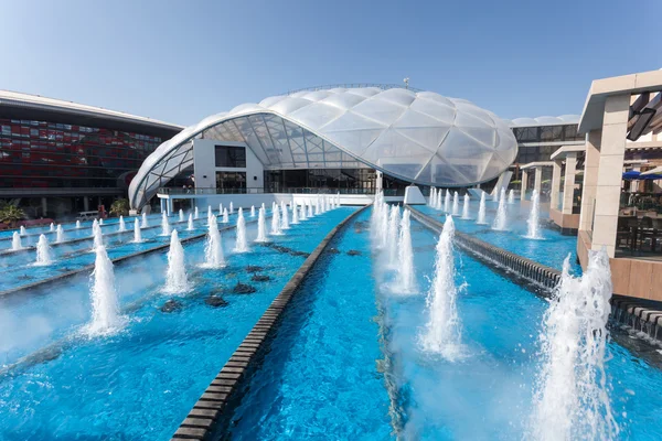 Abu dhabi - 19. Dezember: Brunnen im ferrari world Themenpark auf der Yas-Insel, abu dhabi. 19. Dezember 2014 in abu dhabi, uae — Stockfoto