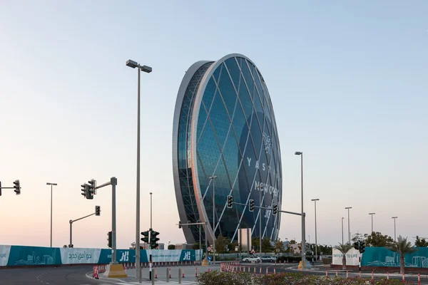 Abu dhabi - 19. Dezember: Aldar Hauptquartier kreisförmiges Gebäude in abu dhabi. 19. Dezember 2014 in abu dhabi, vereinigte arabische Emirate — Stockfoto