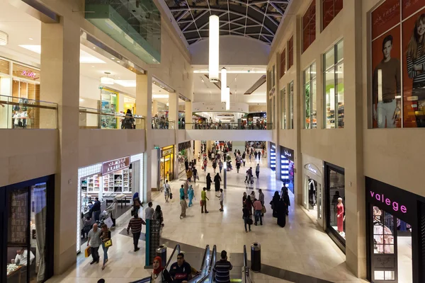 ABU DHABI - DIC 19: Interior del nuevo centro comercial de lujo Yas Mall en Abu Dhabi. 19 de diciembre de 2014 en Abu Dhabi, Emiratos Árabes Unidos — Foto de Stock