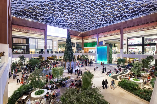 ABU DHABI - DIC 19: Interior del nuevo centro comercial de lujo Yas Mall en Abu Dhabi. 19 de diciembre de 2014 en Abu Dhabi, Emiratos Árabes Unidos —  Fotos de Stock