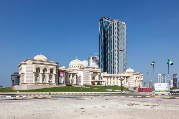 SHARJAH, Emiratos Árabes Unidos - DIC 20: Edificio gubernamental en la ciudad de Sharjah. 20 de diciembre de 2014 en Sharjah, Emiratos Árabes Unidos — Foto de Stock