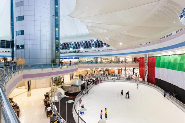 ABU DHABI - DIC 21: Pista de hielo dentro del Centro Comercial Marina en Abu Dhabi. 21 de diciembre de 2014 en Abu Dhabi, Emiratos Árabes Unidos —  Fotos de Stock