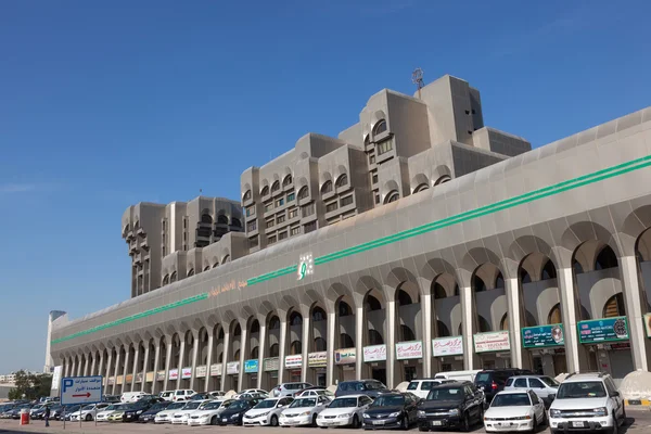 KUWAIT - DIC 8: Centro comercial con estacionamiento en la ciudad de Kuwait. 8 de diciembre de 2014 en Kuwait, Oriente Medio —  Fotos de Stock