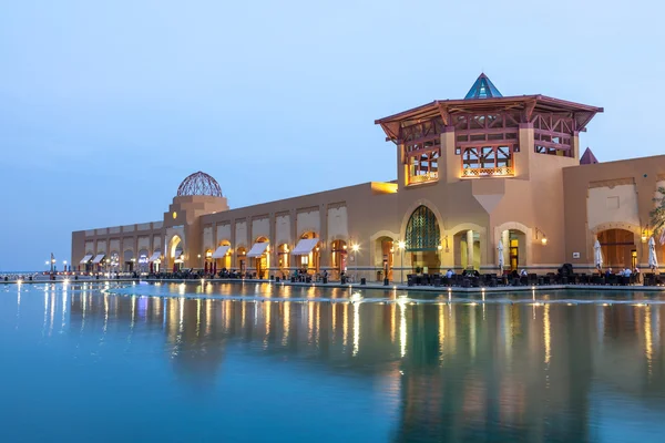 KUWAIT - DEC 8: Al Kout Mall at dusk. Al Kout Mall is a modern shopping mall in Fahaheel, Kuwait. December 8, 2014 in Kuwait, Middle East — Stock Photo, Image