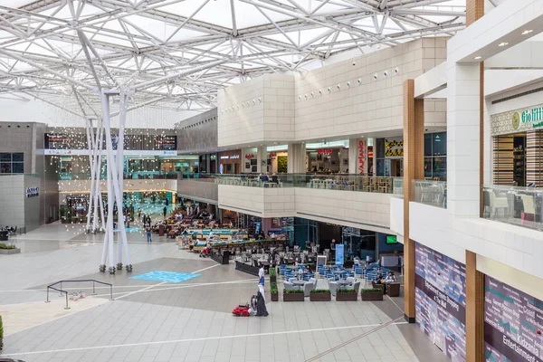 KUWAIT- DECEMBER 10: Interior of The Avenues Mall in Kuwait. December 10, 2014 in Kuwait City, Middle East — Stock Photo, Image