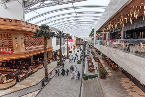 KUWAIT- DECEMBER 10: Interior of The Avenues Mall in Kuwait. December 10, 2014 in Kuwait City, Middle East — Stock Photo, Image