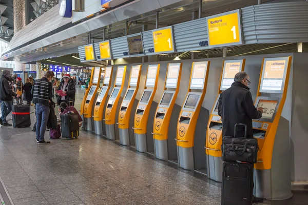 FRANKFURT - DIC 6: Máquinas de autocontrol Lufthansa en el Aeropuerto Internacional de Frankfurt. 6 de diciembre de 2014 en Frankfurt Main, Alemania — Foto de Stock