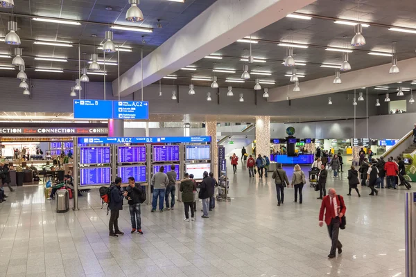 Frankfurt - 6 grudzień: Wnętrza z międzynarodowego lotniska we Frankfurcie. 6 grudnia 2014 w Frankfurt, Niemcy — Zdjęcie stockowe