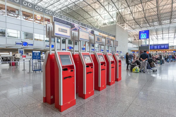 Frankfurt - 6 grudzień: Self Checkin maszyny i liczniki w Frankfurt International Airport. 6 grudnia 2014 w Frankfurt, Niemcy — Zdjęcie stockowe
