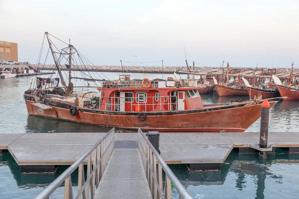 Dhow vissersboten in de haven van Koeweit stad, Midden-Oosten — Stockfoto