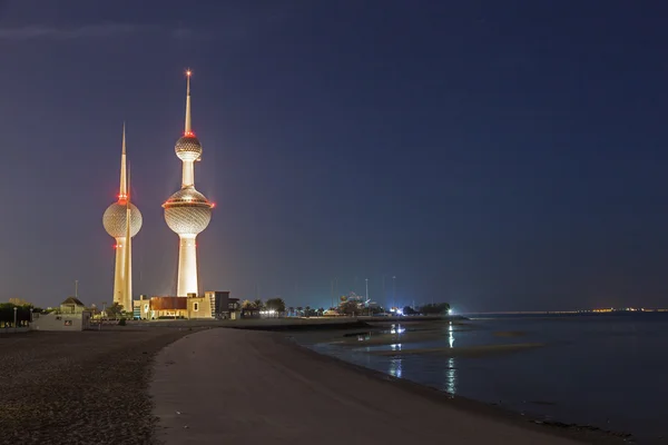 Arabian Gulf beach and the famous Kuwait Towers — Stock Photo, Image