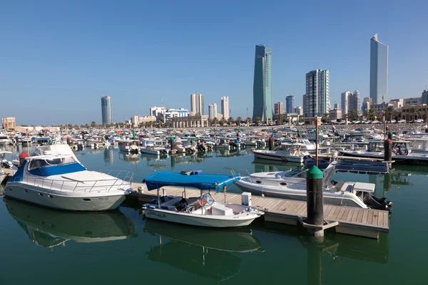Kuwait - Dec 7: Yachter och båtar på Sharq Marina i Kuwait. 7 december 2014 i Kuwait City, Mellanöstern — Stockfoto