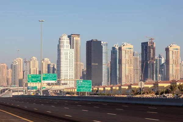 Auto-estrada em Jumeirah Lake Towers em Dubai, Emirados Árabes Unidos — Fotografia de Stock