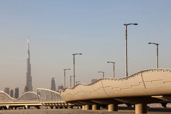 Wave vorm Meydan brug en de skyline van Dubai, Verenigde Arabische Emiraten — Stockfoto