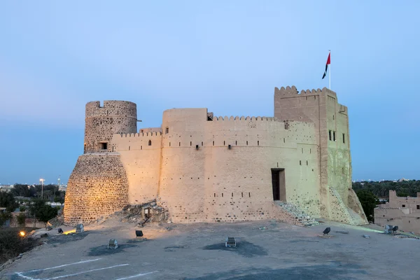 Zabytkowy fort Fujairah oświetlony o zmierzchu. Zjednoczone Emiraty Arabskie — Zdjęcie stockowe