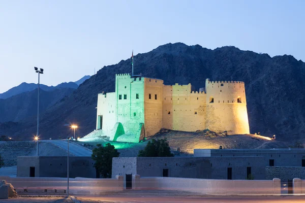 Historische Festung Fudschaira in der Nacht beleuchtet. Vereinigte Arabische Emirate — Stockfoto