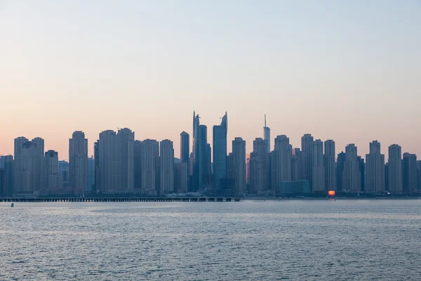 Jumeirah Beach Residence skyline ao nascer do sol. Dubai, Emirados Árabes Unidos — Fotografia de Stock