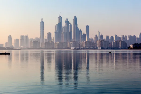 Dubai Marina rascacielos en la luz de la mañana. Dubai, Emiratos Árabes Unidos — Foto de Stock