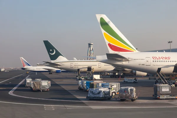Dubai - 12 december: Vliegtuigen in het Dubai International Airport. 12 december 2014 in Dubai, Verenigde Arabische Emiraten — Stockfoto