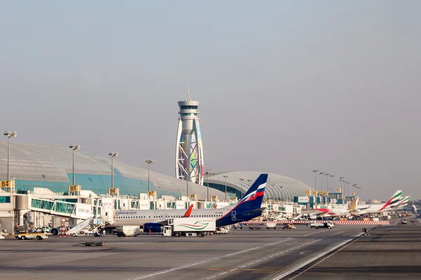 DUBAI - DEC 12: Airplanes at the Dubai International Airport. December 12, 2014 in Dubai, United Arab Emirates — Stock Photo, Image