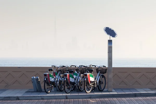 DUBAI - DEC 13: Rental Bikes at the Palm Jumeirah in Dubai. December 13, 2014 in Dubai, United Arab Emirates — Stock Photo, Image