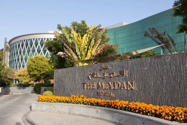 Dubai, Verenigde Arabische Emiraten - 13 Dec: Meydan Hotel op de paardenrenbaan in Dubai. 13 december 2014 in Dubai, Verenigde Arabische Emiraten — Stockfoto