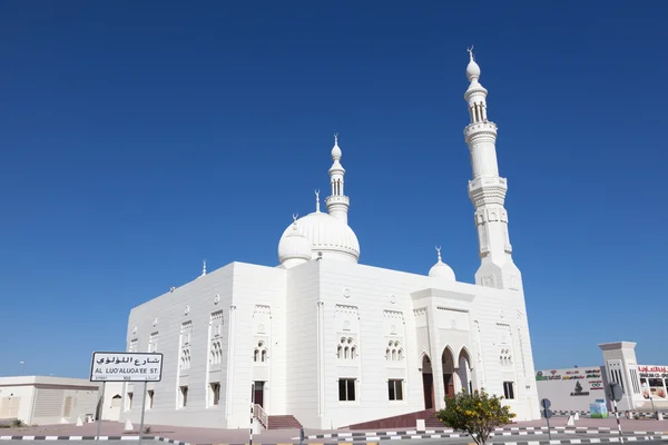 FUJAIRAH, UAE - DEC 14: White mosque in Fujairah. December 14, 2014 in Fujairah, United Arab Emirates — Stock Photo, Image