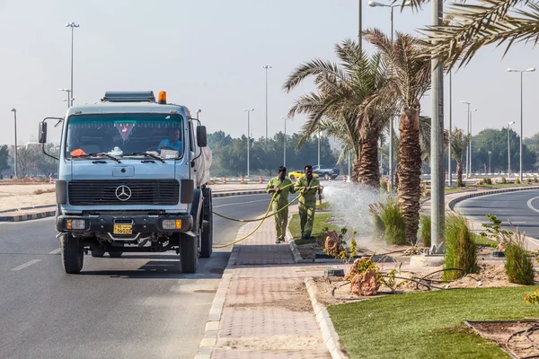 KUWAIT - DIC 11: Camión de riego en la ciudad de Kuwait. 11 de diciembre de 2014 en Kuwait, Oriente Medio — Foto de Stock