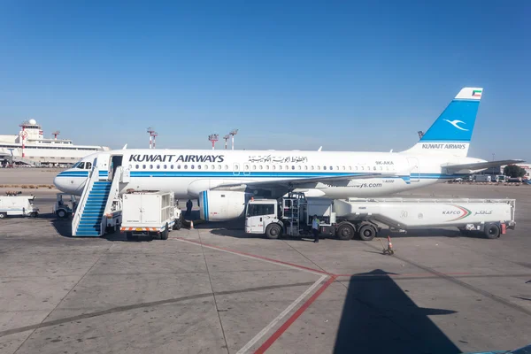 Koeweit - 12 december: Kuwait Airways vliegtuig op de internationale luchthaven van Koeweit. 12 december 2014 in Koeweit, Midden-Oosten — Stockfoto