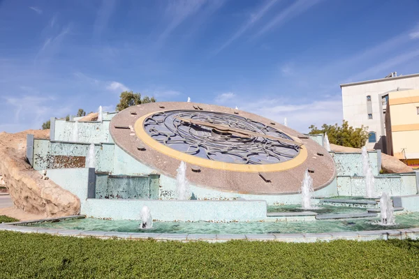 Reloj gigante en la ciudad de Al Ain, Emirato de Abu Dhabi, Emiratos Árabes Unidos —  Fotos de Stock