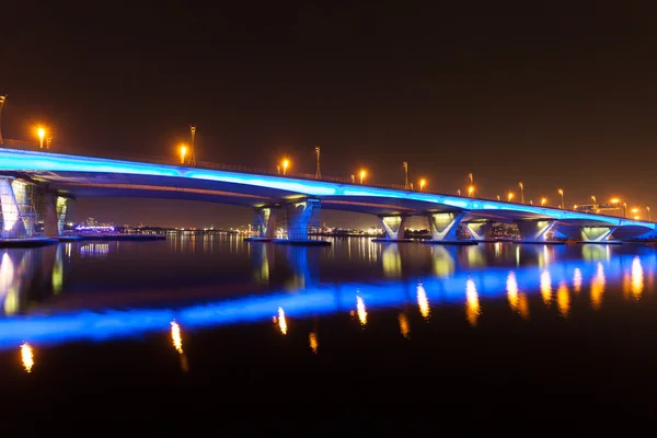 Modře osvětlené Al Garhoud most v Dubaj, Spojené arabské emiráty — Stock fotografie