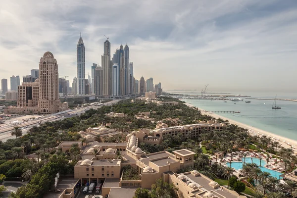 Dubai Marina wolkenkrabbers en Arabian Gulf Coast in Dubai, Verenigde Arabische Emiraten — Stockfoto