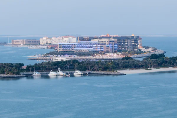Hoteles Resort en la costa del Golfo Arábigo en Dubai, Emiratos Árabes Unidos — Foto de Stock