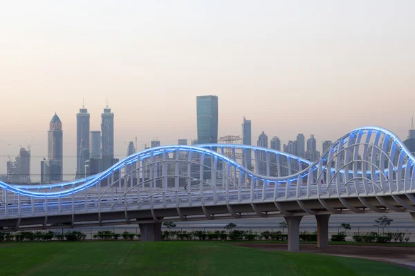 МОСКВА, UAE - DEC 13: Мост Мейдан в Дубае освещался ночью. 13 декабря 2014 года в Дубае, Объединенные Арабские Эмираты — стоковое фото