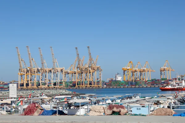 Fujairah, Verenigde Arabische Emiraten - 14 december: Industriële haven in Khor Fakkan, Fujairah. 14 december 2014 in Fujairah, Verenigde Arabische Emiraten — Stockfoto