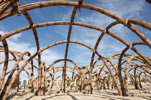 AL AIN, Emiratos Árabes Unidos - DIC 15: Estructura de bambú en la ciudad de Al Ain. 15 de diciembre de 2014 en Al Ain, Emirato de Abu Dhabi, Emiratos Árabes Unidos — Foto de Stock
