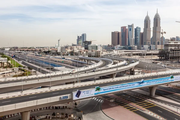 Dubai - dez 16: blick über eine autobahnkreuzung in dubai internet city. 16. dezember 2014 in dubai, vereinigte arabische emirate — Stockfoto