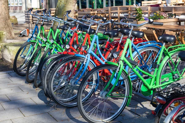 Bicicletas coloridas na cidade de Bremen, Alemanha — Fotografia de Stock