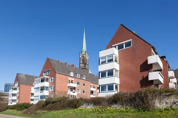 Rode bakstenen huizen met een kerk op achtergrond in Bremen, Duitsland — Stockfoto