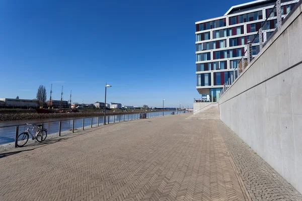 Paseo marítimo en el río Weser en Bremen, Alemania — Foto de Stock