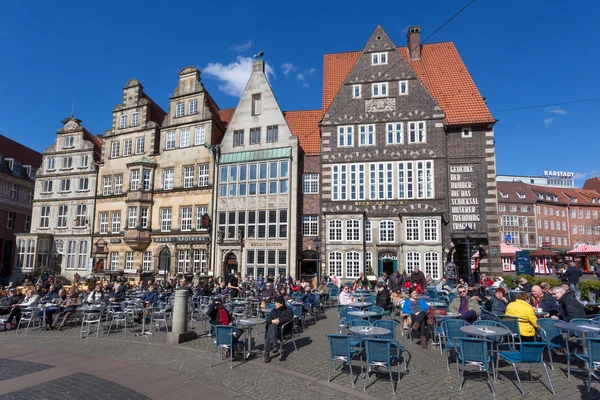 Bremen, Almanya - Nisan 5: Bremen eski kasaba kafelerde güneşli bir günde zevk insanlar. 5 Nisan 2014 Bremen, Almanya — Stok fotoğraf