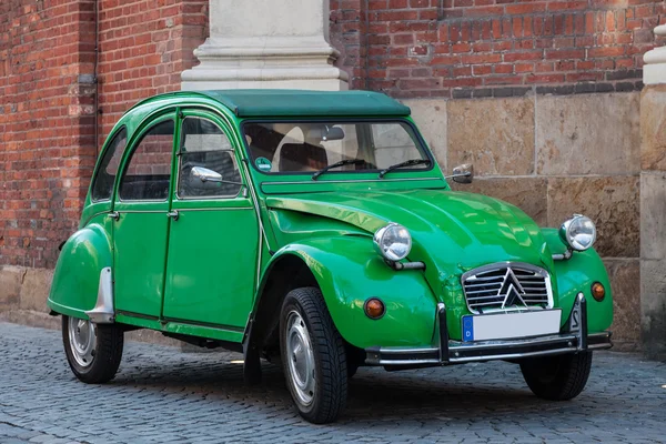 MUNSTER, ALEMANIA - 4 DE ABR: Antiguo Citroen 2CV estacionado en el casco antiguo de Munster. 4 de abril de 2015 en Munster, Renania del Norte-Westfalia, Alemania — Foto de Stock