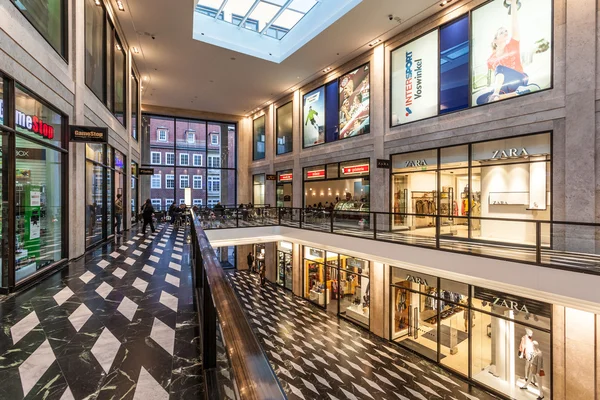 明斯特，德国-Apr 4: 内部的现代购物中心 Munsterarkaden 在明斯特。2015 年 4 月 4 日在明斯特，德国 — 图库照片