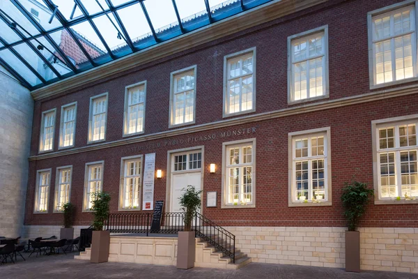 明斯特，德国-Apr 4: 巴勃罗 · 毕加索艺术博物馆在明斯特。2015 年 4 月 4 日在德国明斯特，北莱茵-威斯特法伦州 — 图库照片