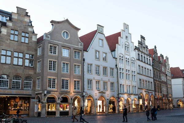 Munster, Německo - 4 4: historické budovy ve starém městě shromažďovací. 4. dubna 2015 v Munsteru, Severní Porýní-Vestfálsko, Německo — Stock fotografie