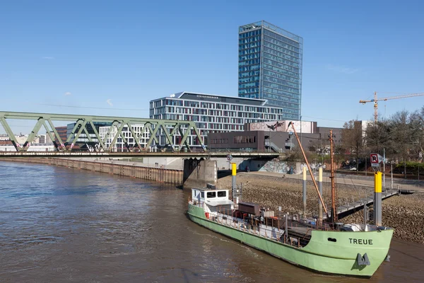 BREMEN, ALEMANIA - 5 DE ABR: Antiguo barco fondeando en el río Weser en la ciudad de Bremen. 5 de abril de 2014 en Bremen, Alemania —  Fotos de Stock