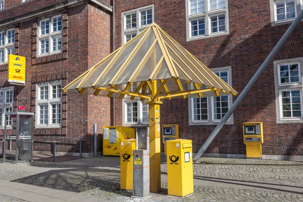 Bremen, deutschland - 5. apr: Gelbe Briefkästen der Deutschen Post in der Stadt bremen. 5. April 2014 in bremen, deutschland — Stockfoto