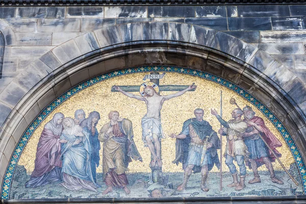 Распятие Христа на фасаде собора в Бремене — стоковое фото