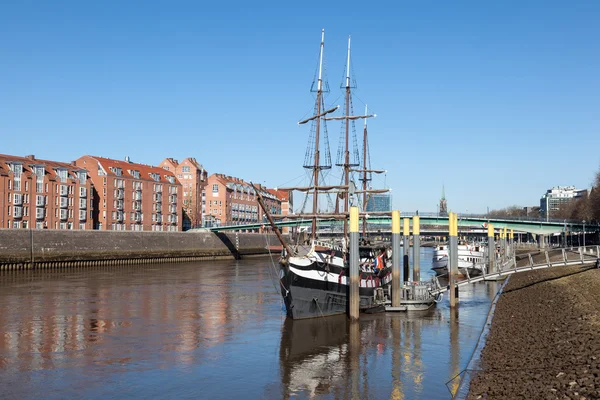 Antiguo barco pirata que hoy es un restaurante en Bremen, Alemania — Foto de Stock